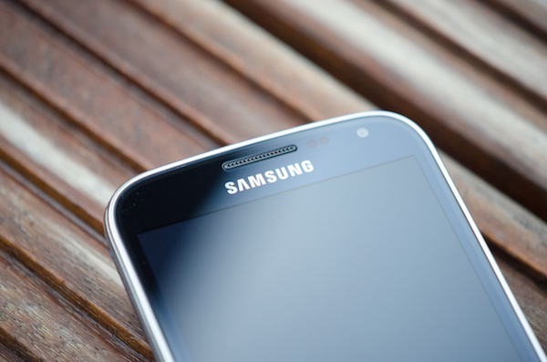 Auch das Galaxy K zoom verfügt über das typische Samsung-Design