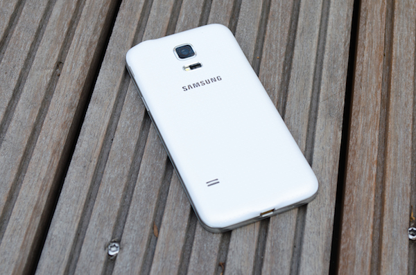 Rückseite mit 8-Megapixel-Kamera, Pulssensor und Heftpflaster-Optik