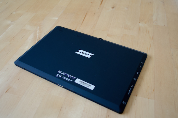 Das gut verarbeitete Gehäuse beherbergt einen aktuellen Atom-SoC, 2 GB RAM und einen 64 GB fassenden Flash-Speicher