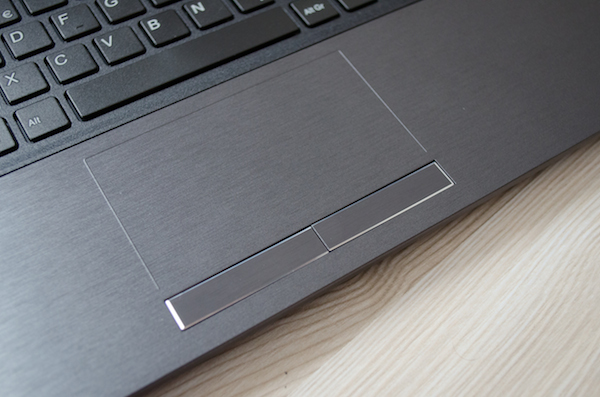 Schwaches Touchpad mit Verarbeitungsmängeln