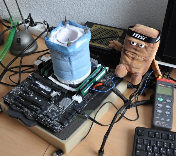 Intel Core i7-5960X unter LN2 (Bild: BenchBros)