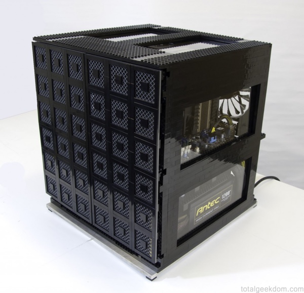 Zwei Compute-Farmen in einem Gehäuse aus Legosteinen