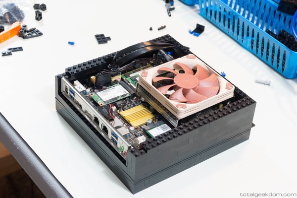 Mini-PC in einem Gehäuse aus Legosteinen