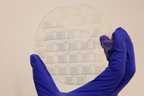 Strukturen aus Molybdändisulfid auf einem transparenten Silicat