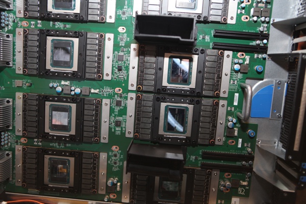 QuantaPlex T21W-3U mit acht Tesla P100 GPU-Beschleunigern