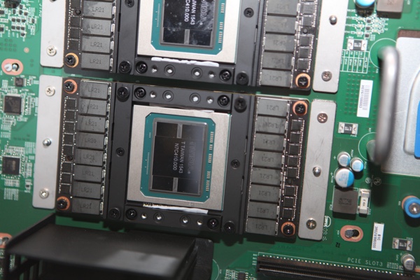 QuantaPlex T21W-3U mit acht Tesla P100 GPU-Beschleunigern