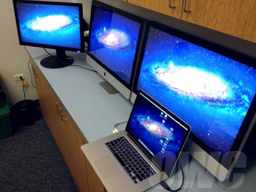 Apples MacBook Pro mit Retina Display und drei angeschlossenen, externen Displays