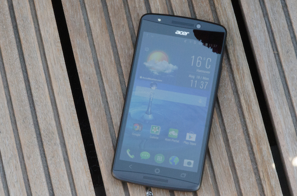 Platz für gleich drei SIM-Karten bietet das Acer Liquid E700 Trio