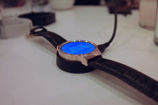 Das Ladedock wirkt nicht so hochwertig wie die Uhr