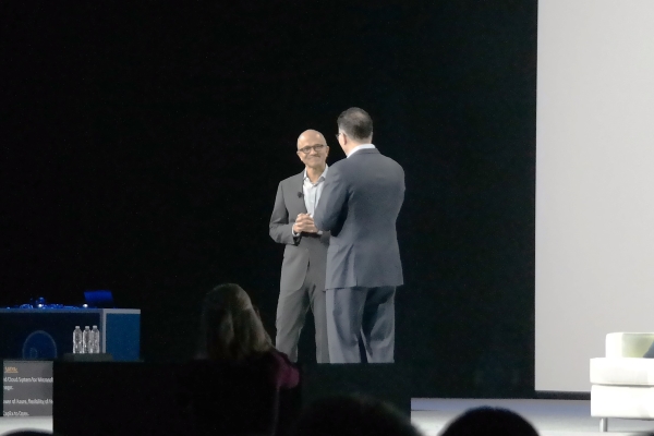  Microsoft-Chef Satya Nadella pries die gute Zussammenarbeit - trotz der Konkurrenzsituation
