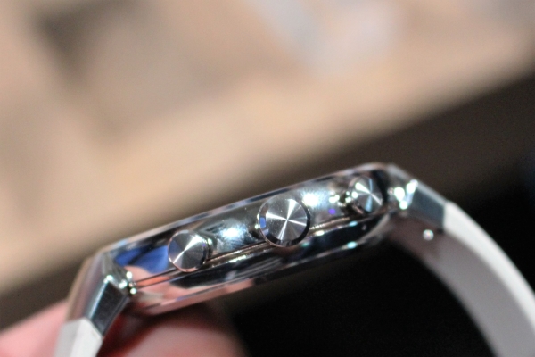 Als erstes Modell bietet die ZenWatch 3 drei Tasten, was die Bedienung deutlich vereinfachen soll