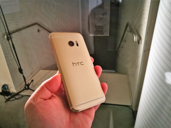 Auch beim 10 setzt HTC wieder auf einen Metall-Unibody - neu ist die umlaufende Fase