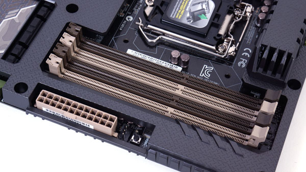 Die Speicherslots und der ATX-Stromanschluss
